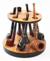 Fa asztali pipatartó, 7 férőhelyes, 7 darab érdekes pipával, egy pipatisztítóval, jó állapotban, m: ...