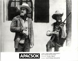 54db klf fekete-fehér és színes nagyalakú mozis kép, benne művész filmek fotójával