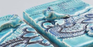 Szabó Kata 2 db türkizmázas kerámia falidísz, jelzett, hibátlan, m: együtt 13x9,5 cm