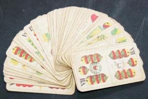 Régi Piatnik 32db-os magyar kártya pakli magyar királyi kártyabélyegzéssel, 326-os sorszámmal, némely lap megviselt állapotban