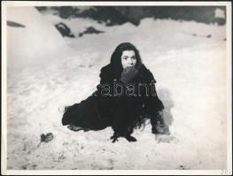 ,,Reménység útja" című film egy jelenete, 1 db vintage produkciós filmfotó (vitrinfotó, lobbyfotó) ezüst zselatinos fotópapíron, a használatból eredő (esetleges) kisebb hibákkal, 20,5x26,5 cm