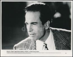 1991 ,,Bugsy" című amerikai film egy jelenete, 1 db vintage produkciós filmfotó (vitrinfotó, lobbyfotó) ezüst zselatinos fotópapíron, a használatból eredő (esetleges) kisebb hibákkal, 18,2x23,8 cm