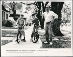 1991 ,,My Girl" című amerikai film egy jelenete, 1 db vintage produkciós filmfotó (vitrinfotó, lobbyfotó) ezüst zselatinos fotópapíron, a használatból eredő (esetleges) kisebb hibákkal, 18,2x23,5 cm