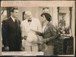 1935 ,,Charlie Chan in Shanghai" című amerikai film egy jelenete, 1 db vintage produkciós filmfotó (vitrinfotó, lobbyfotó) ezüst zselatinos fotópapíron, a használatból eredő (esetleges) kisebb hibákkal, rajzlapra felragasztva, Pánczél György (1920-?) filmtörténész hagyatékából, 15x22 cm