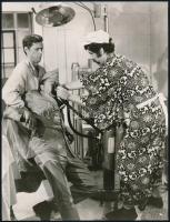 cca 1970 ,,Mash" című amerikai film egy jelenete, 1 db vintage produkciós filmfotó (vitrinfotó, lobbyfotó) ezüst zselatinos fotópapíron, a használatból eredő (esetleges) kisebb hibákkal, 24x18 cm