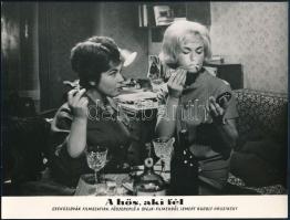 ,,A hős, aki fél" című csehszlovák film egy jelenete, 1 db vintage produkciós filmfotó (vitrinfotó, lobbyfotó) ezüst zselatinos fotópapíron, a használatból eredő (esetleges) kisebb hibákkal, 18x24 cm