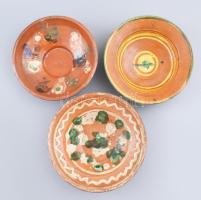 3 db román cserép tányér- Kézzel festett, jelzett, kis kopással d: 17 cm