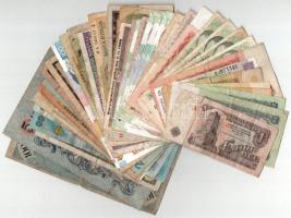 40db-os vegyes külföldi bankjegyből álló tétel, közte Olaszország, Szovjetunió, Csehszlovákia, NDK, Bulgária stb T:F-G 40pcs foreign banknote lot, within Italy, Soviet Union, Czechoslovakia, GDR, Bulgaria etc. C:F-G