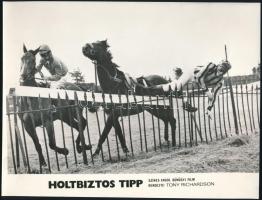 ,,Holtbiztos tipp" című angol film egy jelenete, 1 db vintage produkciós filmfotó (vitrinfotó, lobbyfotó) ezüst zselatinos fotópapíron, a használatból eredő (esetleges) kisebb hibákkal, 18x24 cm