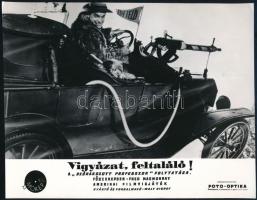 ,,Vigyázat, feltaláló!" című amerikai film egy autós jelenete, 1 db vintage produkciós filmfotó (vitrinfotó, lobbyfotó) ezüst zselatinos fotópapíron, a használatból eredő (esetleges) kisebb hibákkal, 18x24 cm