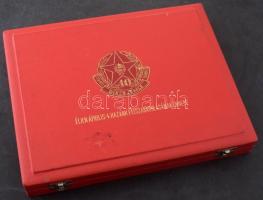 1949-1985. "Április 4-i díszszemle" 17xklf jelvény a katonai díszszemlékről + 3db "Ok...