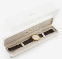 Zenith Cosmopolitan női karóra. Kvarc szerkezet, Svájc, 20. sz. második fele, aranyozott acél óratok. Dátumkijelző funkcióval, fehér számlapon aranyozott acél rakott indexekkel, bőr szíjjal, vízálló tokkal, minimális karcokkal, díszdobozban, működik, számlap d: 28 cm