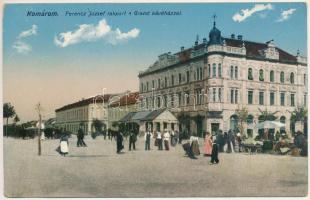 Komárom, Komárnó; Ferenc József rakpart a Grand kávéházzal, piac / quay, cafe and market (EK)