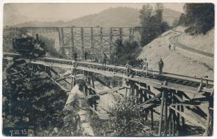 1915 Első világháborús osztrák-magyar katonai vasútépítő ezred hídépítés közben, gőzmozdony teszt, vonat / WWI Austro-Hungarian K.u.k. military railway regiment, viaduct construction, locomotive test, train. photo (EB)