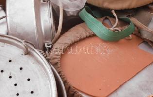 Doboznyi cca 9 darabos militária és kemping tétel, közte érdekes darabokkal, klf méretben és állapot...