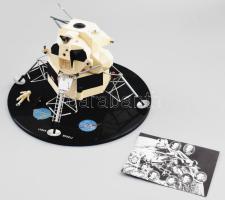 1972, Grumman Lunar Module 1:40 arányú fém makett bakelit talapzaton, illetve a Skylab űrállomás els...