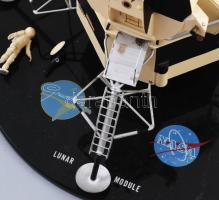 1972, Grumman Lunar Module 1:40 arányú fém makett bakelit talapzaton, illetve a Skylab űrállomás els...