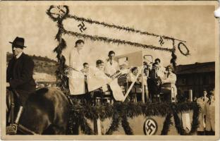 Fodrászverseny a náci Németországban, horogkereszt / Hairdressing competition in Nazi Germany, swastika. photo (b)