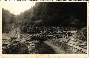 Kovászna, Covasna; megrongálódott sínek a székelyföldi "Szélkapunál" Kovászna mellett / damaged railway line. photo (fl)