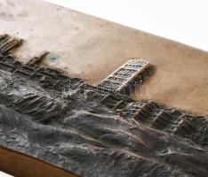 Városkép. Bronz dombormű, patinával, 38x10,5 cm