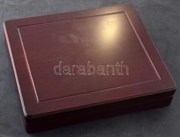 Mahagóni éremtartó kazetta, benne 2db kivehető tálca, összesen 24 férőhellyel, használt, de rendkívü...