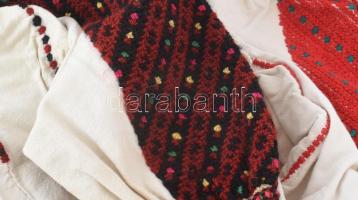 Pusztina, Csángóföld, 1900 körül, 4 darab hímzett csángó női ruhadarab: 2 darab ing, 2 darab katrinc...