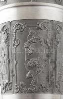 Ón korsó, körben historizáló jelenetekkel díszített, jelzett, m: 19,5 cm