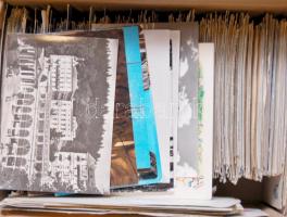 700-800 db modern képeslap, főleg külföldi városképek rengeteg használatlannal, tengerentúlival, dobozban