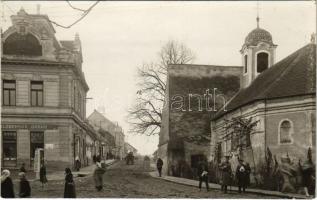 Vágújhely, Waag-Neustadt, Nové Mesto nad Váhom; Horná brána, Slovenská Banka / Felső kapu, bank. Ján Trnovsky kiadása / street view, bank (EK)