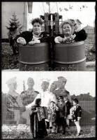 1990 Kleb Attila fotóriporter felvételei a Pa-Dö-Dő együttes tagjairól - Falusy Mariann és Lang Györgyi, 2 db vintage hírügynökségi fotó feliratozva, ezüst zselatinos fotópapíron, 12,8x17,8 cm