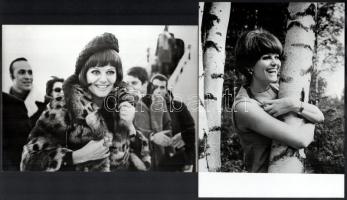 cca 1980 Claudia Cardinale olasz filmszínésznő a Szovjetunióban, 2 db vintage hírügynökségi fotó feliratozva, ezüst zselatinos fotópapíron, 24x18 cm