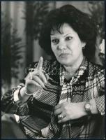 cca 1986 Bánkúti András budapesti fotóriporter, fotóművész vintage fotója Marton Éva opera-énekesnőről - akit később a Nemzet Művésze címmel is kitüntettek, feliratozva, ezüst zselatinos fotópapíron, publikálva a Képes7 magazinban, 18x24 cm