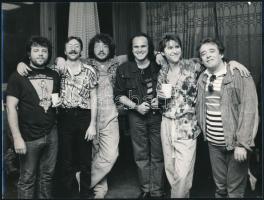 cca 1987 Karalyos József budapesti fotóriporter pecséttel jelzett, vintage fotója az LGT együttesről, ezüst zselatinos fotópapíron, publikálva a Képes7 magazinban, 18x23,9 cm