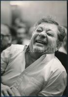 cca 1986 Benkő Imre fotóriporter, fotóművész pecséttel jelzett, vintage fotója Makk Károly filmrendezőről, publikálva a Képes7 magazinban, ezüst zselatinos fotópapíron, 24x16,5 cm