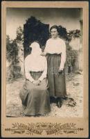 1920 Feliratozott keményhátú vintage fotó, amelyen házilagosan kiretusálták (lefestették) az egyik ábrázolt személy fejét, 16,2x10,5 cm