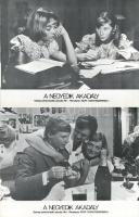 cca 1980 ,,A negyedik akadály" című szovjet film jelenetei és szereplői, 13 db produkciós filmfotó (vitrinfotó, lobbyfotó) nyomdatechnikával sokszorosítva kartonpapírra, egyoldalas nyomással, a használatból eredő (esetleges) kisebb hibákkal, 18x24 cm