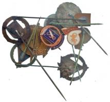 10db-os, magyar és külföldi jelvényekből álló tétel, közte "Elzett", "ÁMG", &quo...