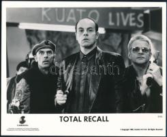 1990 ,,Total Recall" című film szereplői, 1 db vintage produkciós filmfotó (vitrinfotó, lobbyfotó) ezüst zselatinos fotópapíron, 20,4x25 cm