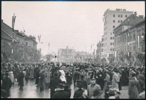 1938 Kassa, felvidéki bevonulás, tömeg a díszkapunál, későbbi előhívás, 17x11,5 cm