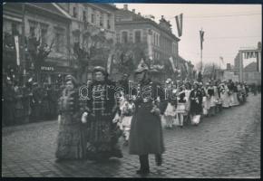 1938 Kassa, felvidéki bevonulás, rendőr vezetése alatt vonuló népviseletes nők, későbbi előhívás, 17x11,5 cm