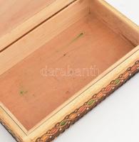 Faragott fa ékszeres doboz, nemzeti színekkel festve, kopással, 26x16x7 cm