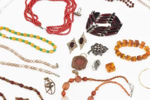 Zacskónyi különféle bizsu ékszer, közte érdekes darabokkal