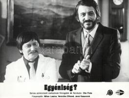 cca 1985 ,,Egyéniség" című csehszlovák filmvígjáték jelenetei és szereplői, 7 db vintage produk...