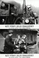 cca 1975 ,,Két férfi jelzi érkezését című csehszlovák filmvígjáték jelenetei és szereplői, 5 db vintage produkciós filmfotó (vitrinfotó, lobbyfotó) ezüst zselatinos fotópapíron, a használatból eredő (esetleges) kisebb hibákkal, 18x24 cm