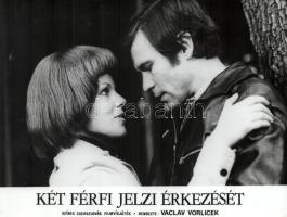 cca 1975 ,,Két férfi jelzi érkezését" című csehszlovák filmvígjáték jelenetei és szereplői, 5 d...