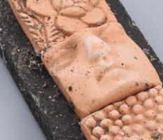 Togyerás József (1930-): Plasztikus mozaik. Kőhatású kerámia, farost lapra applikálva, jelzett, kopá...