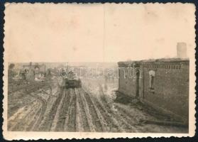 II. világháborús magyar harckocsik orosz fronton, fotó, törésnyommal, foltos, 6×9 cm