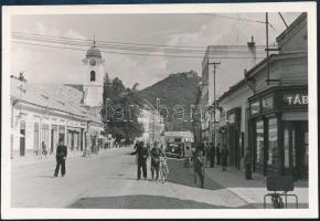 1939 Huszt, utcakép, katona, csendőr, autó, üzletek, fotó, 7×9,5 cm / Chust, Khust, street, photo