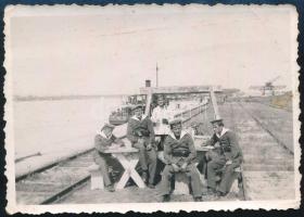 1940 Komárom, magyar királyi folyamőrök, fotó, 6×9 cm