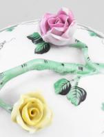 Herendi petrezselyem mintás porcelán bonbonnier, plasztikus rózsa díszítéssel. Kézzel festett, jelze...